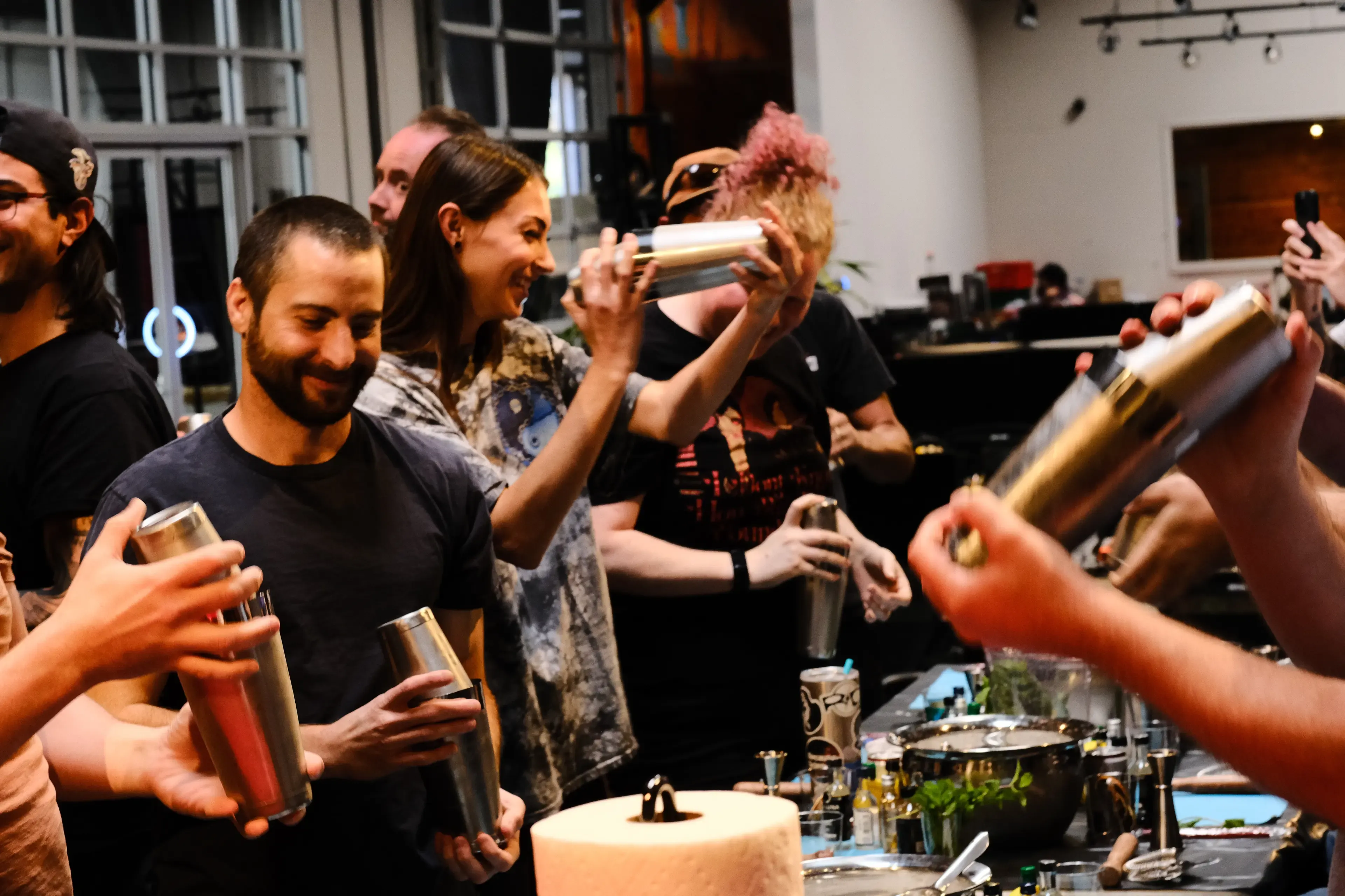 A lively mixology class event